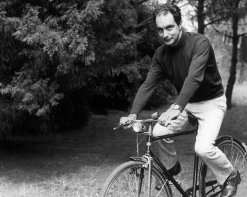 Italo Calvino en bicicleta en 1970. Wikimedia Commons