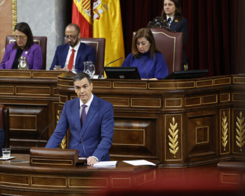 Pedro Sánchez responde a los grupos parlamentarios durante la segunda jornada de la Sesión de Investidura