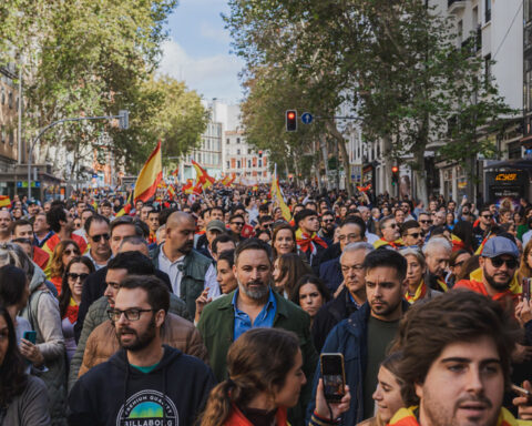 "Contra la Amnistía". Santiago Abascal marcha con ciudadanos en Sol y en Ferraz. Vox España (2023)
