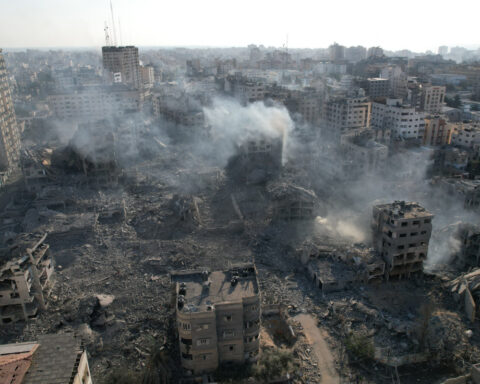 Edificios residenciales a 150 m de la Torre Palestina, destruidos durante la primera semana de intensos bombardeos de la aviación israelí. Tomada el 10 de octubre de 2023. Fuente Al Araby.