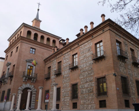 Casa de las Siete Chimeneas (Madrid, España). Wikimedia Commons, 2023