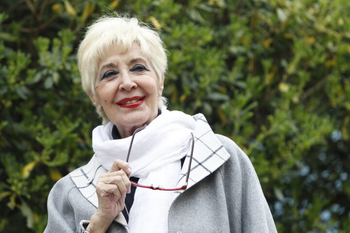 Concha Velasco en el posado para prensa durante el pase gráfico de "Reina Juana" en el Teatro Abadía de Madrid.