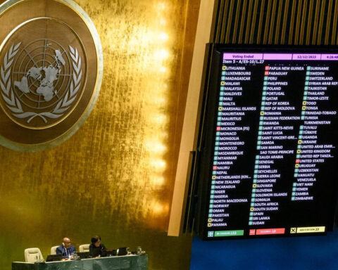 La Asamblea General aprueba una resolución sobre "Protección de los civiles y cumplimiento de las obligaciones jurídicas y humanitarias”. La resolución fue aprobada con 153 votos a favor, 23 abstenciones y 10 votos en contra. UN Photo/Loey Felipe