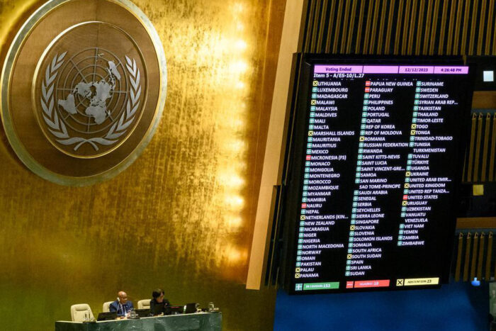 La Asamblea General aprueba una resolución sobre "Protección de los civiles y cumplimiento de las obligaciones jurídicas y humanitarias”. La resolución fue aprobada con 153 votos a favor, 23 abstenciones y 10 votos en contra. UN Photo/Loey Felipe