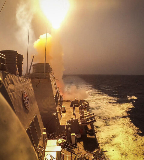 Destructor de misiles guiados de clase Arleigh Burke USS Carney (DDG 64) neutraliza una combinación de misiles hutíes en el Mar Rojo (Foto de la Marina de los EE.UU. por el Especialista en Comunicación de Masas de 2ª Clase Aaron Lau)