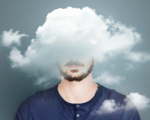 Hombre cegado por las nubes