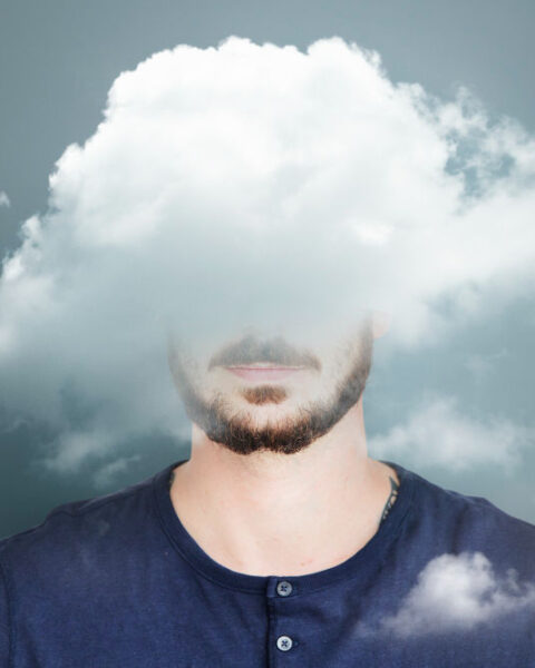 Hombre cegado por las nubes