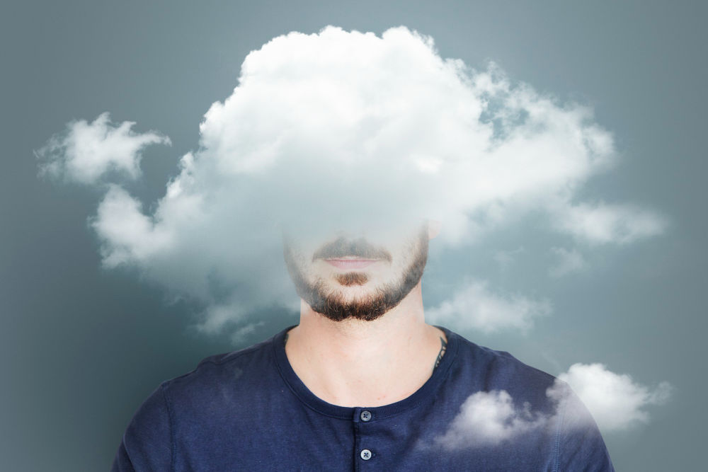 Hombre cegado por las nubes