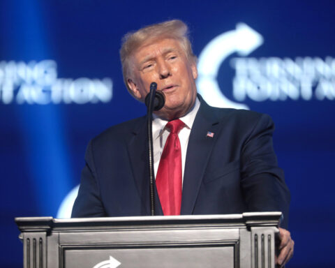 El expresidente de Estados Unidos Donald Trump hablando con los asistentes a la Cumbre de Acción Estudiantil 2022 en el Centro de Convenciones de Tampa, Florida. Foto por: Gage Skidmore.