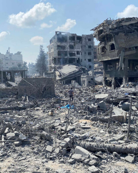 Palestinos inspeccionan los daños tras un ataque aéreo israelí contra el área de El-Remal en la ciudad de Gaza, 10 de octubre de 2023. Foto por Naaman Omar. Wiki Palestina.