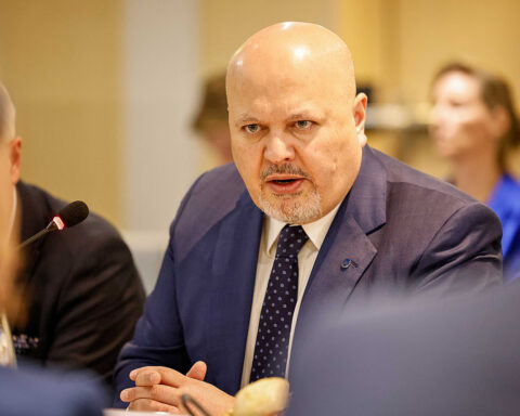 Los ministros de Asuntos Exteriores de la UE conversan con el fiscal jefe de la CPI, Karim Khan, antes del Consejo de Asuntos Exteriores en Bruselas.