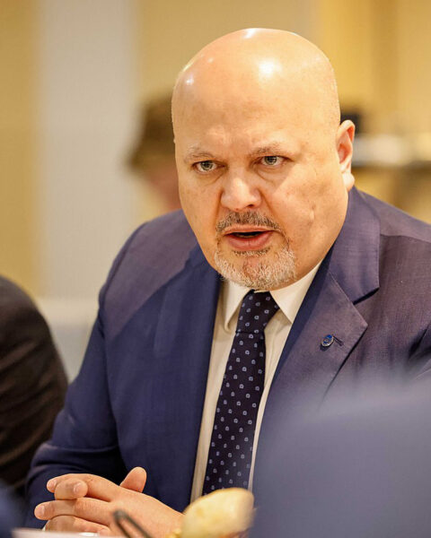 Los ministros de Asuntos Exteriores de la UE conversan con el fiscal jefe de la CPI, Karim Khan, antes del Consejo de Asuntos Exteriores en Bruselas.