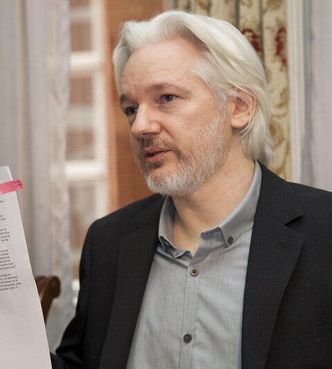 Canciller Ricardo Patiño y Julian Assange durante una rueda de prensa conjunta en Londres, Reino Unido, el 18 de agosto de 2014. El evento contó con la presencia de medios internacionales. Foto por David G Silvers. Cancillería del Ecuador.