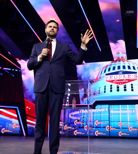 El senador estadounidense J. D. Vance hablando con los asistentes en The People's Convention en Huntington Place en Detroit, Michigan, el 16 de junio de 2024. (Foto de Gage Skidmore/Flickr)