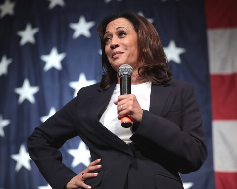 La vicepresidenta Kamala Harris hablando en el "Iowa Democratic Wing Ding" de 2019 en Clear Lake, Iowa; foto por Gage Skidmore.