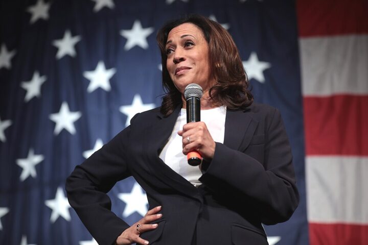 La vicepresidenta Kamala Harris hablando en el "Iowa Democratic Wing Ding" de 2019 en Clear Lake, Iowa; foto por Gage Skidmore.