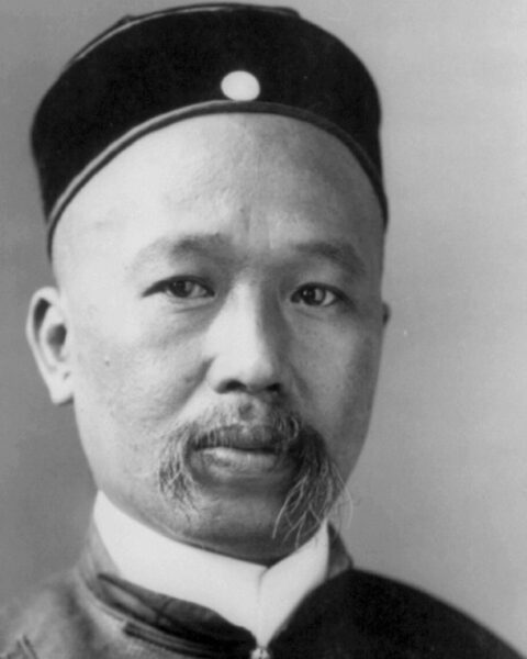 Kang Youwei, fotografía de Elmer Chickering (1905), disponible en la Biblioteca del Congreso de los Estados Unidos, número de referencia cph.3a36142.
