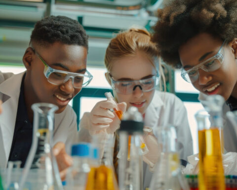 Grupo de científicos trabajando juntos en un experimento