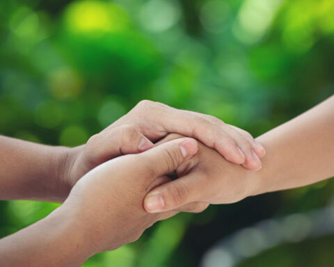 Muestra de bondad entre dos personas
