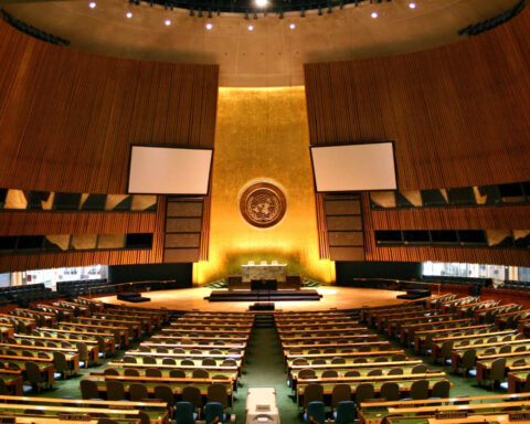 Salón de la Asamblea General de las Naciones Unidas en Nueva York, 2006. Autor Patrick Gruban. Fuente: Wikimedia Commons.