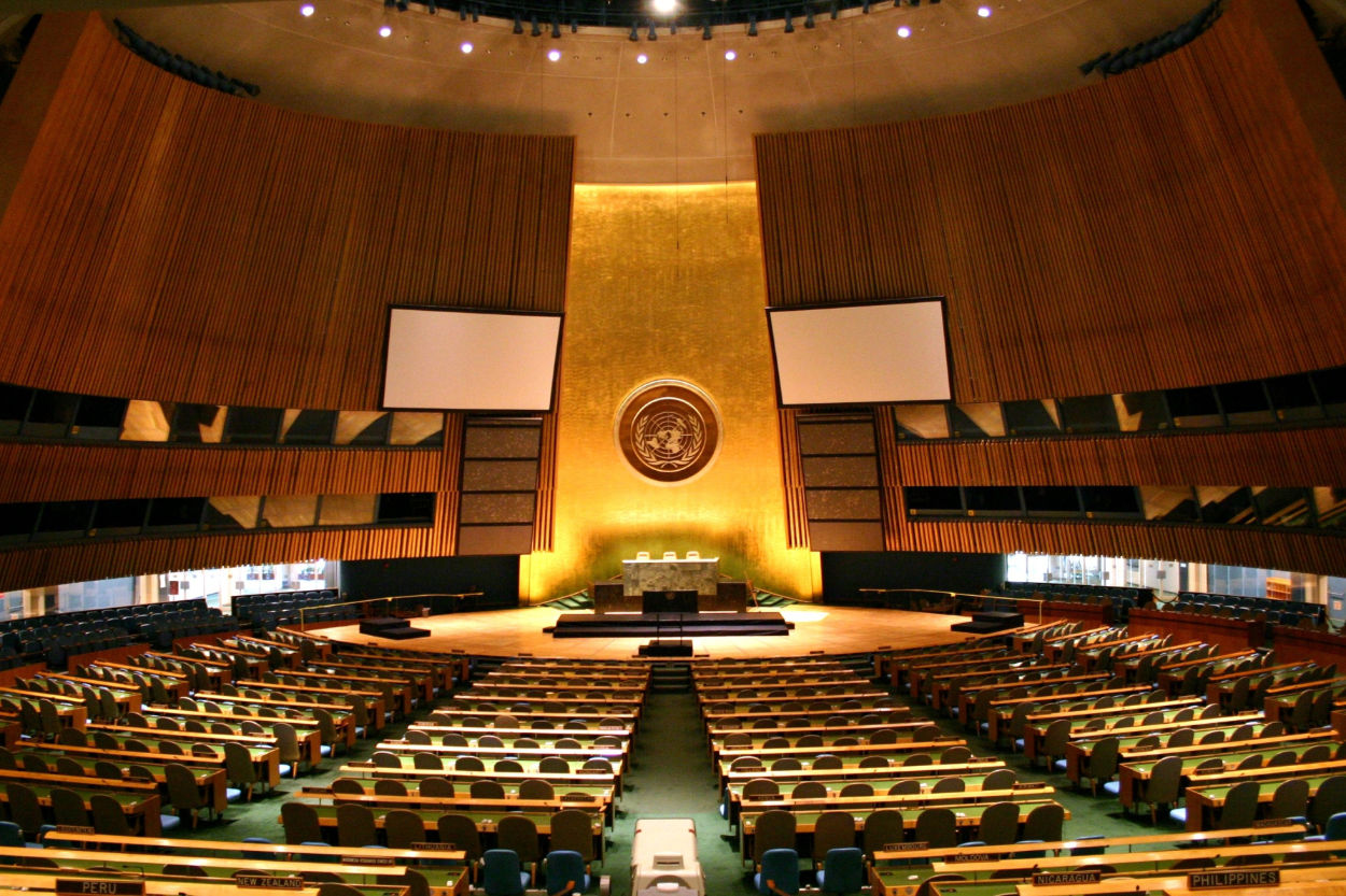 Salón de la Asamblea General de las Naciones Unidas en Nueva York, 2006. Autor Patrick Gruban. Fuente: Wikimedia Commons.