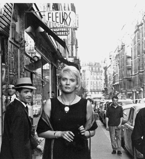 Corinne Marchand, como Cléo, pasea por la calle en ‘Cléo de 5 a 7’. FilmAffinity