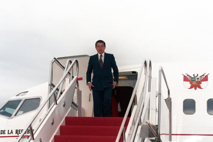 Alberto Fujimori, Presidente de Perú, sale de su avión momentos después de llegar a la Base Andrews de la Fuerza Aérea. Crédito de la foto: SSGT Karen L. Sanders, USAF, 03/10/1998.