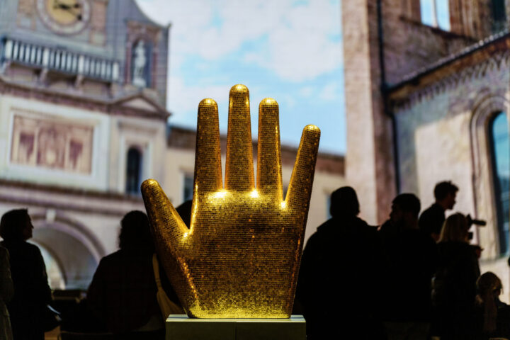 Apertura de la Feria del Libro de Fráncfort El pabellón de Italia, país invitado de esta edición de la Feria del Libro, recrea una plaza típica italiana. La obra de arte de Alessandro Mendini "Guanto (Guante)" aparece en primer plano. Crédito Andreas Arnold/dpa