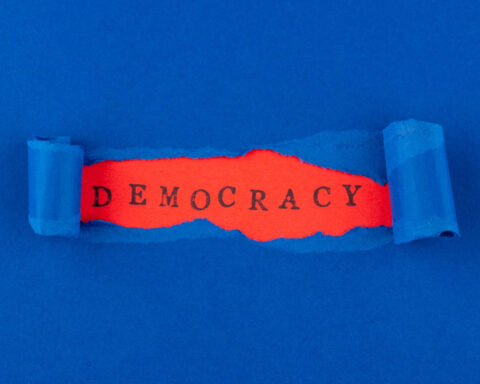 Cartel que dice democracia