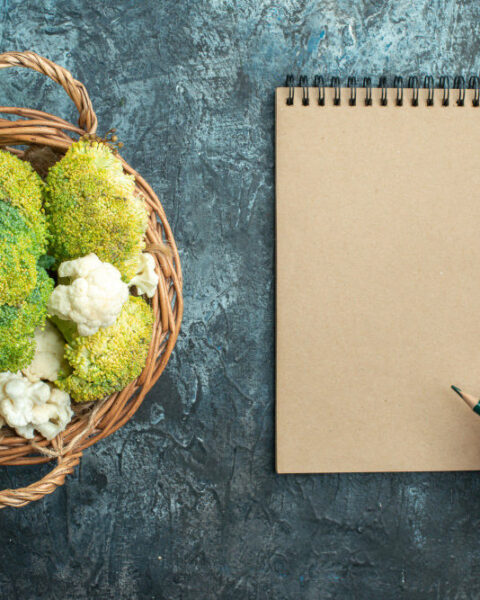 Alguien toma notas junto a un vegetal