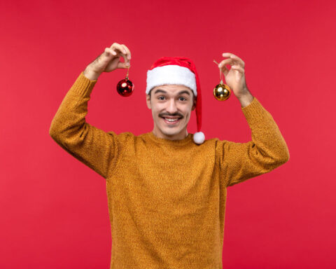Hombre celebra navidad