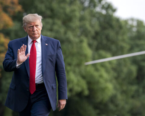 El presidente Donald J. Trump desembarca del Marine One en el jardín sur de la Casa Blanca.