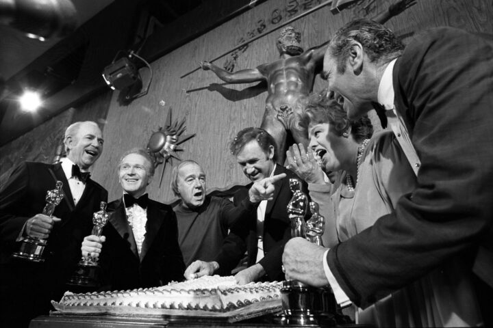 El ganador del Oscar Gene Hackman corta la tarta en el plató de su nueva película, La aventura del Poseidón, en 20th Century Fox.