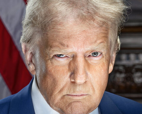 Retrato oficial de la toma de posesión de Donald Trump por Daniel Torok. Lo que llama la atención aquí es que la expresión facial de Trump está tomada de su ficha policial de Georgia. La dirección de la luz proyectada sobre el sujeto añade dramatismo a la foto.