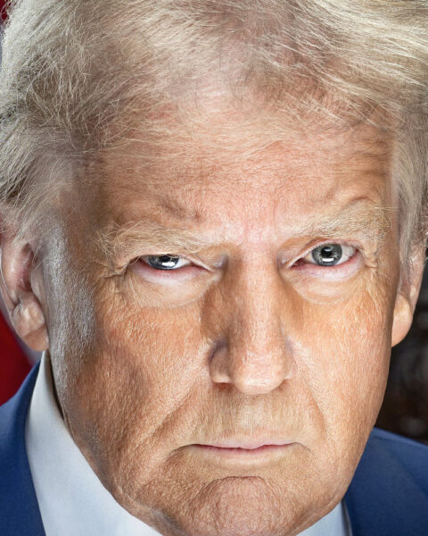 Retrato oficial de la toma de posesión de Donald Trump por Daniel Torok. Lo que llama la atención aquí es que la expresión facial de Trump está tomada de su ficha policial de Georgia. La dirección de la luz proyectada sobre el sujeto añade dramatismo a la foto.