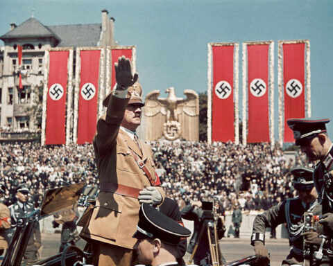 Adolf Hitler saluda a las tropas de la Legión Cóndor durante un mitin a su regreso a Alemania, 1939. Hugo Jaeger/Life Pictures