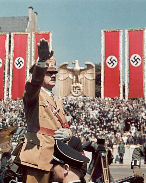 Adolf Hitler saluda a las tropas de la Legión Cóndor durante un mitin a su regreso a Alemania, 1939. Hugo Jaeger/Life Pictures