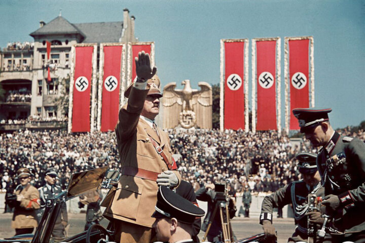 Adolf Hitler saluda a las tropas de la Legión Cóndor durante un mitin a su regreso a Alemania, 1939. Hugo Jaeger/Life Pictures