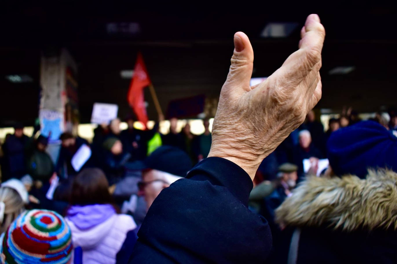 Mano de una jubilada en alto apoyando a los estudiantes. Manifestación del 5 de febrero de 2025. Foto: Arocha, 2025.