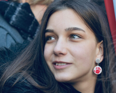 Joven manifestante en protesta
