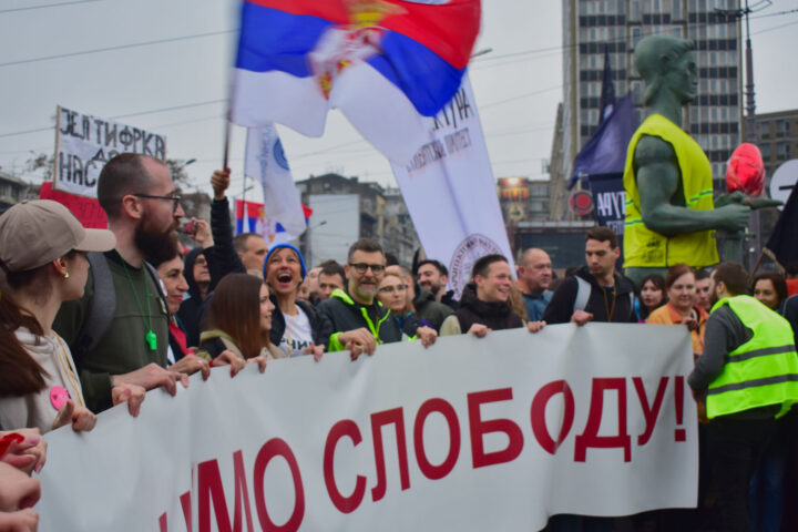 Estudiantes y profesores en masiva manifestación el 15 de marzo del 2025 en Belgrado, Serbia. Foto: Arocha.