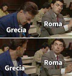 Un hombre está haciendo un examen (Grecia) y Mr. Bean (Roma) le mira por encima del hombro para copiarle.