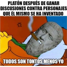 Platón tumbado fumándose un puro declarando 'Todos son tontos menos yo'. Encima está escrito 'Platón después de ganar discusiones contra personajes que él mismo se ha inventado'.