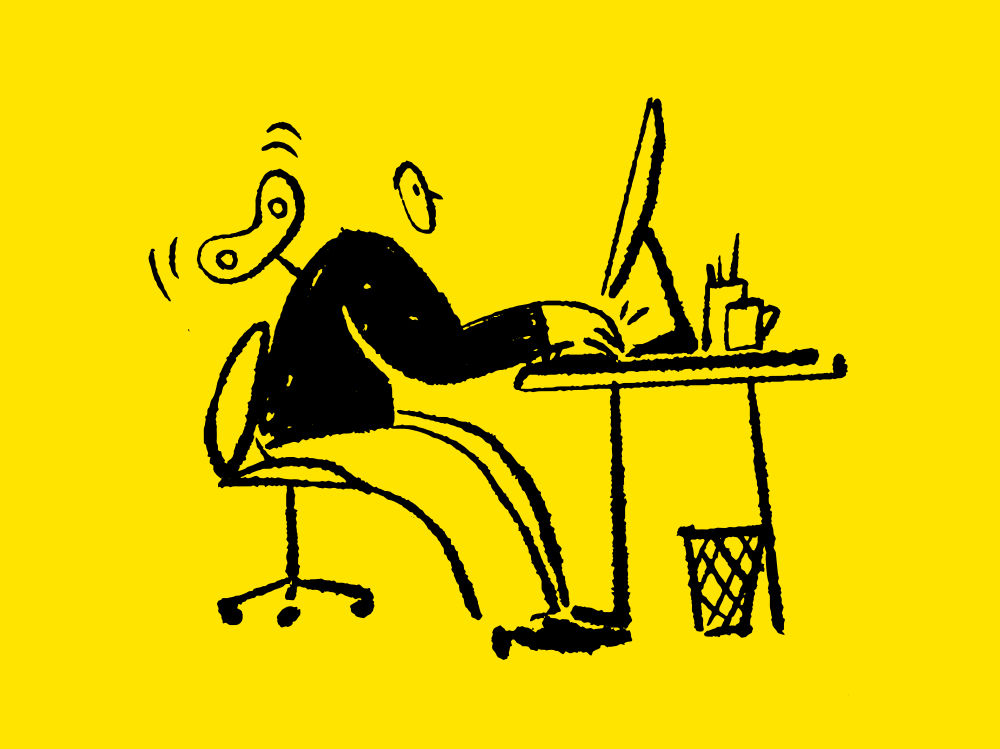 Hombre trabaja atentamente en la computadora