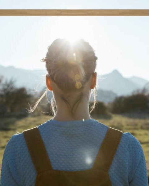 Mujer mirando a una montaña