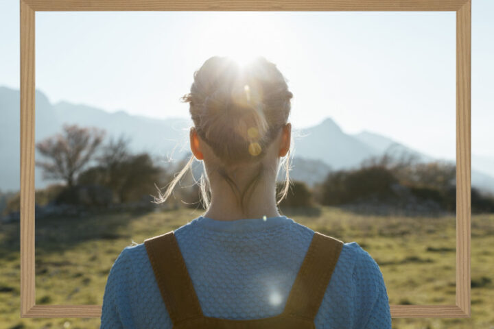 Mujer mirando a una montaña