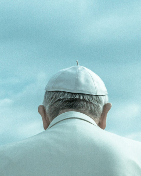 Foto del papa visto desde atrás