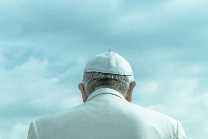 Foto del papa visto desde atrás