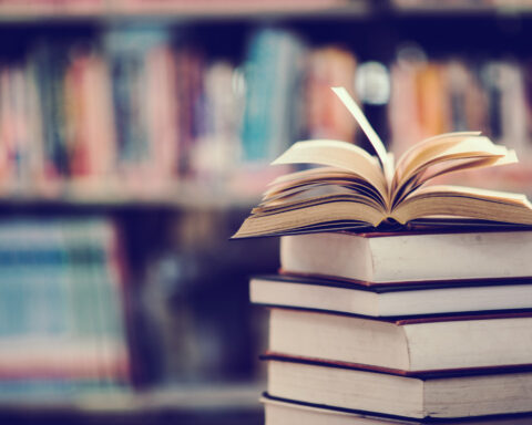 Libro en biblioteca con libro de texto abierto, concepto de aprendizaje educativo