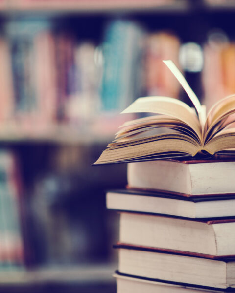 Libro en biblioteca con libro de texto abierto, concepto de aprendizaje educativo